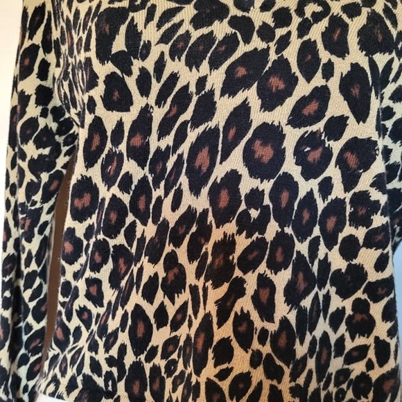 MATERIAL GIRL Women's V-Neck Leopard Print Long Sleeve Sweater Size Medium - Picture 3 of 6